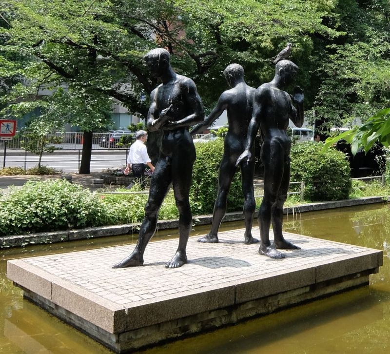 Потерянные люди в поисках выхода. Токио, статуя у королевского дворца.  Япония.  Фото Лимарева В.Н.