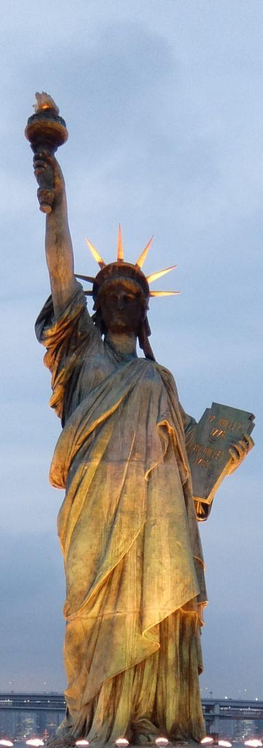 Подаренная американцами статуя свободы в Токио.  Япония. Фото Лимарева В.Н.