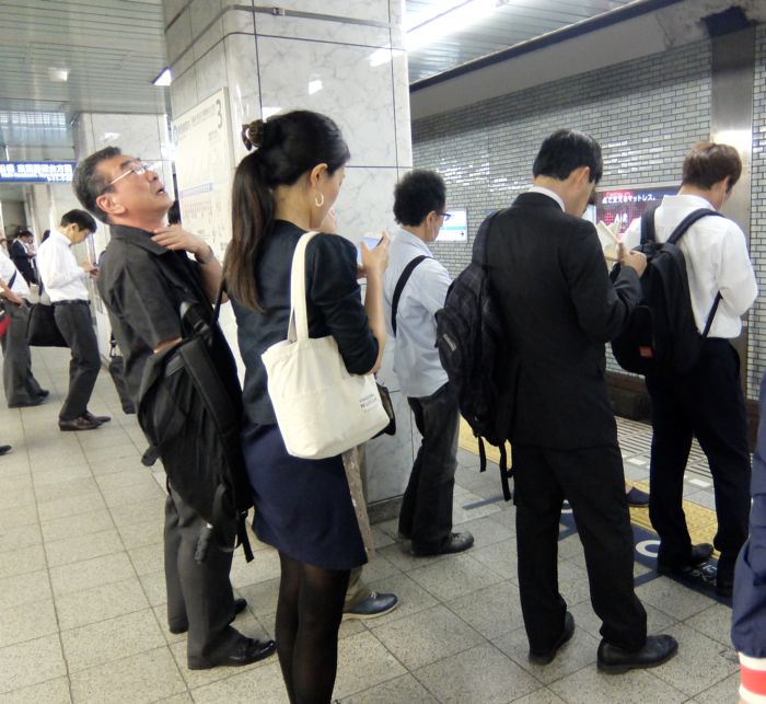 Очередь для посадки в вагон метро. (Япония)  Фото Лимарева В.Н.