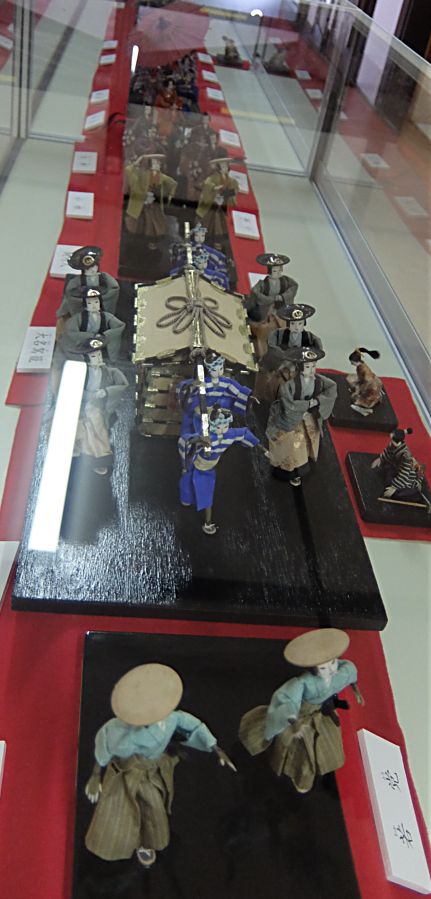 Церемония переноски дани (налога) феодала правителю. Музей в Хаконе. Япония.  Фото Лимарева В.Н.