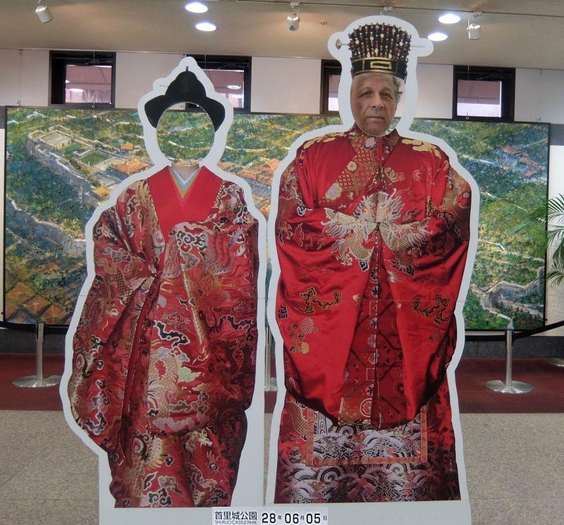 Одежда короля и королевы королевства Рюкю. Стенд в Наре (Окинва). Фото Лимарева В.Н.