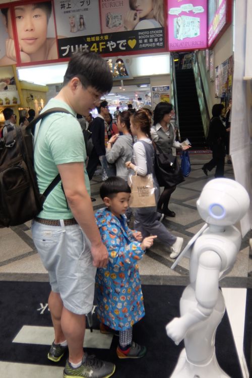 Сын и отец у робота- арифмометра Осака. Япония. Фото Лимарева В.Н.