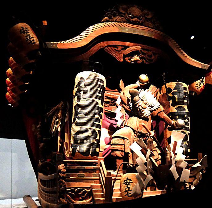 Когда японский бог в ярости. Синтоистский храм в историческом музее Осака. Япония.  Фото Лимарева В.Н.