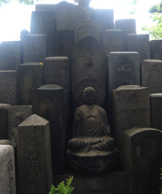 Древнее буддийское кладбище в городе Осака. Япония. Фото Лимарева В.Н.
