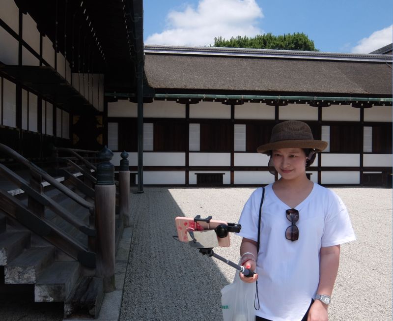  Фотография японки на память в  императорский дворец в Киото. Фото Лимарева В.Н.