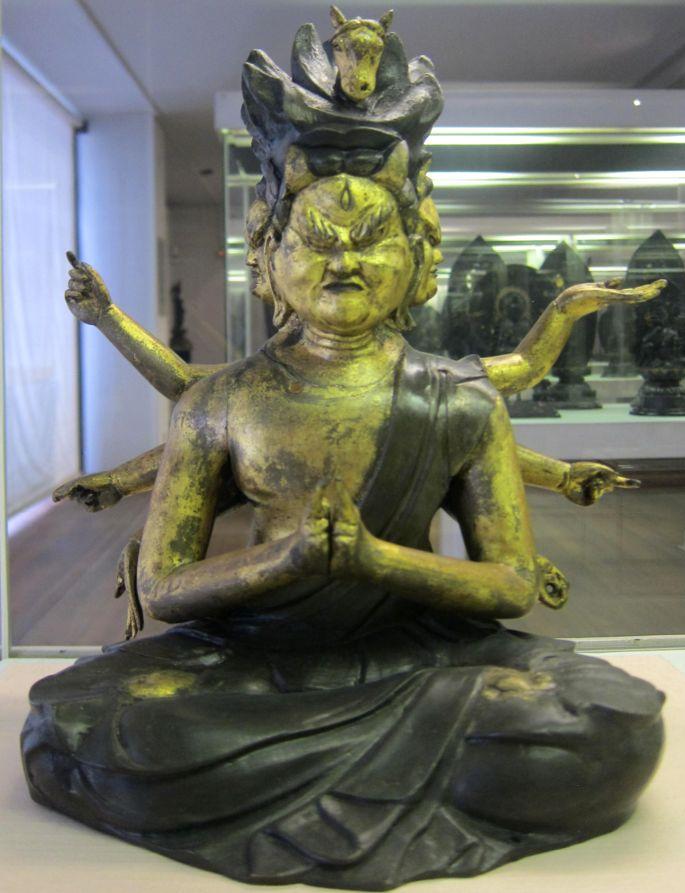 Японское божество медитирует. 14-16 век. (Музей Востока. Генуя. Фото Лимарева В.Н.)