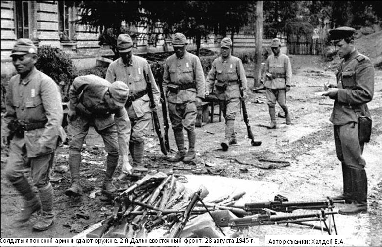 Солдаты японской армии сдают оружие. 2-й Дальневосточный фронт. 28 августа 1945 г. Автор съемки: Халдей Е.А.  