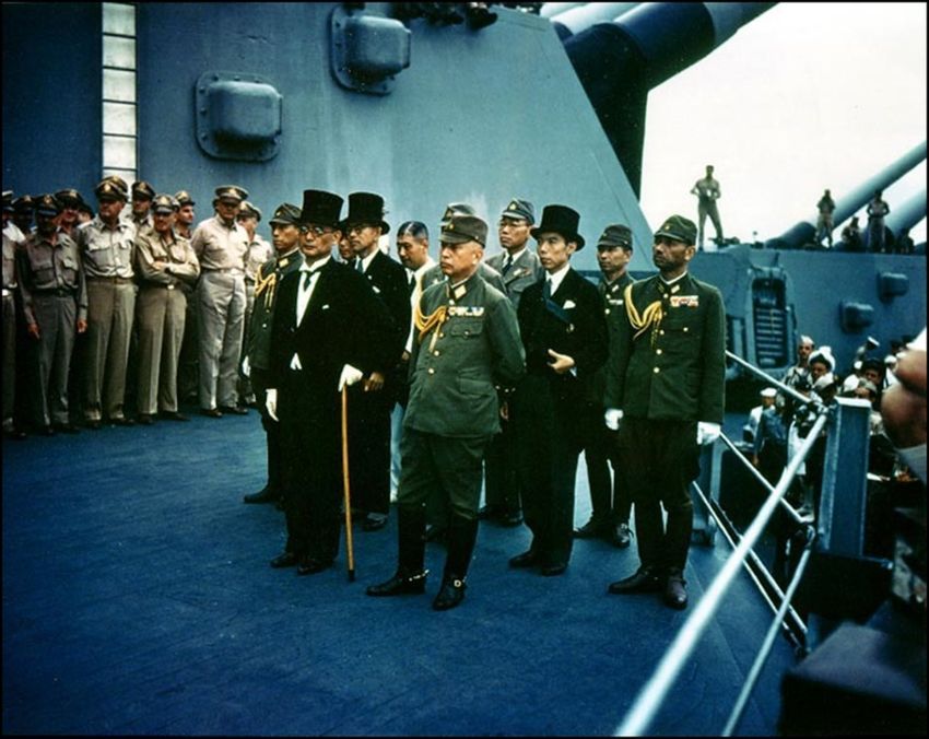 Японская делегация прибыла на линкор «Миссури» для подписания акта о капитуляции. Токийский залив. 02 сентября 1945 г. 