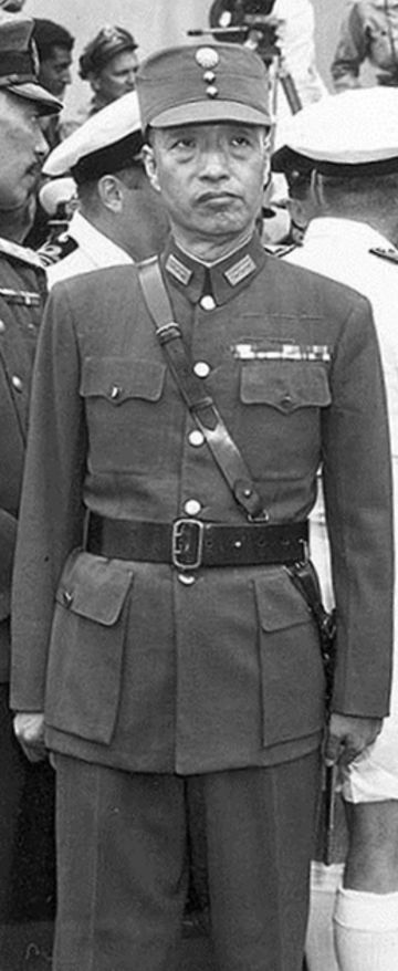 Японский генерал во время подписания капитуляции Японии на борту американского линкора «Миссури». 
